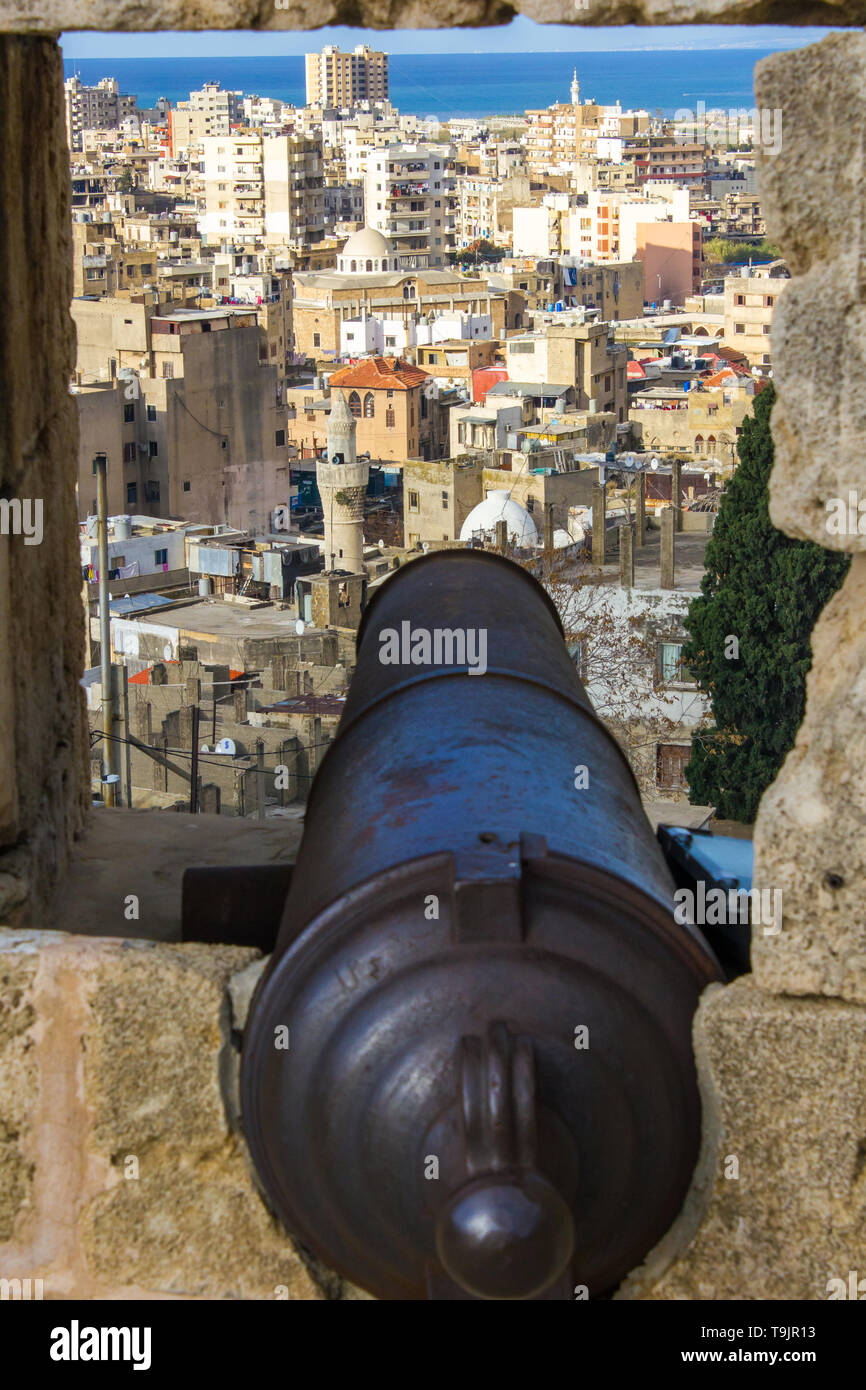 Tripoli, Libano - 15 Gennaio 2016: il cannone nella finestra della cittadella di Tripoli, Libano Foto Stock