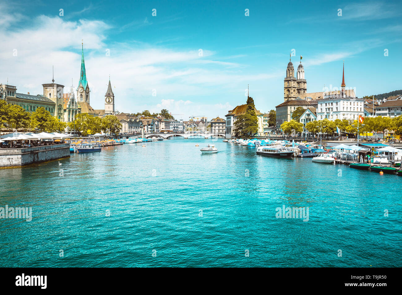 Vista panoramica dello storico centro di Zurigo con il famoso fiume Limmat presso il lago di Zurigo in una giornata di sole con le nuvole in estate, Svizzera Foto Stock