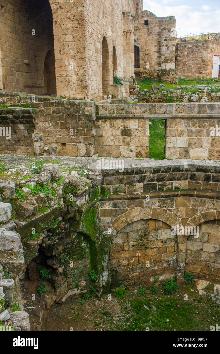Tripoli, Libano - 15 Gennaio 2016: la più grande fortezza del crociato in Libano, la cittadella di Raymond de Saint-Gilles a Tripoli in Libano Foto Stock
