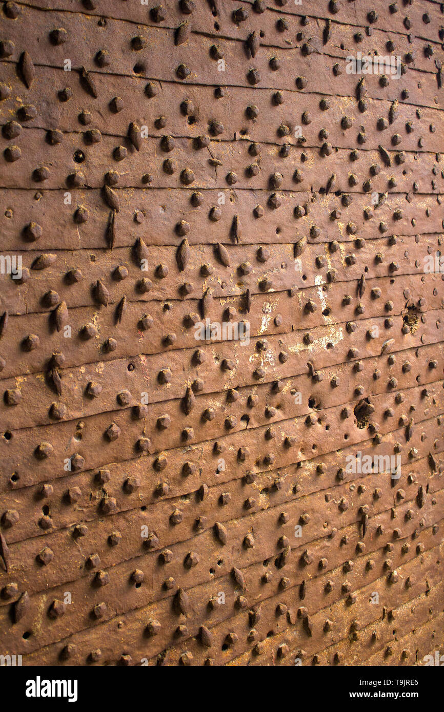 Tripoli, Libano - 15 Gennaio 2016: porta arrugginito rivettato con chiodi in cittadella di Tripoli, Libano Foto Stock