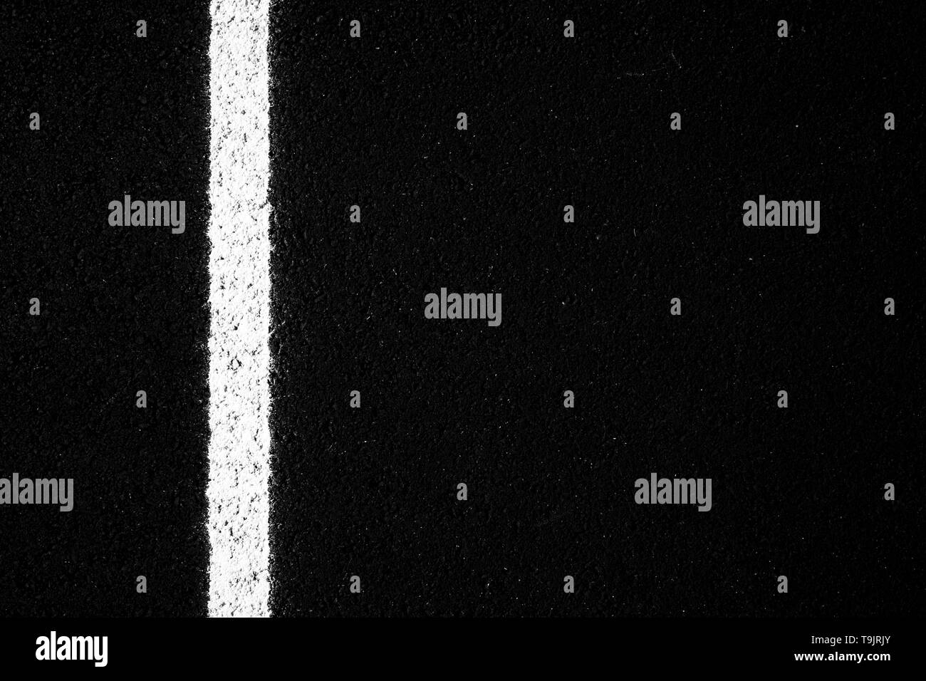 Chiudere l immagine del dipinto recentemente linee bianche su asfalto Foto Stock