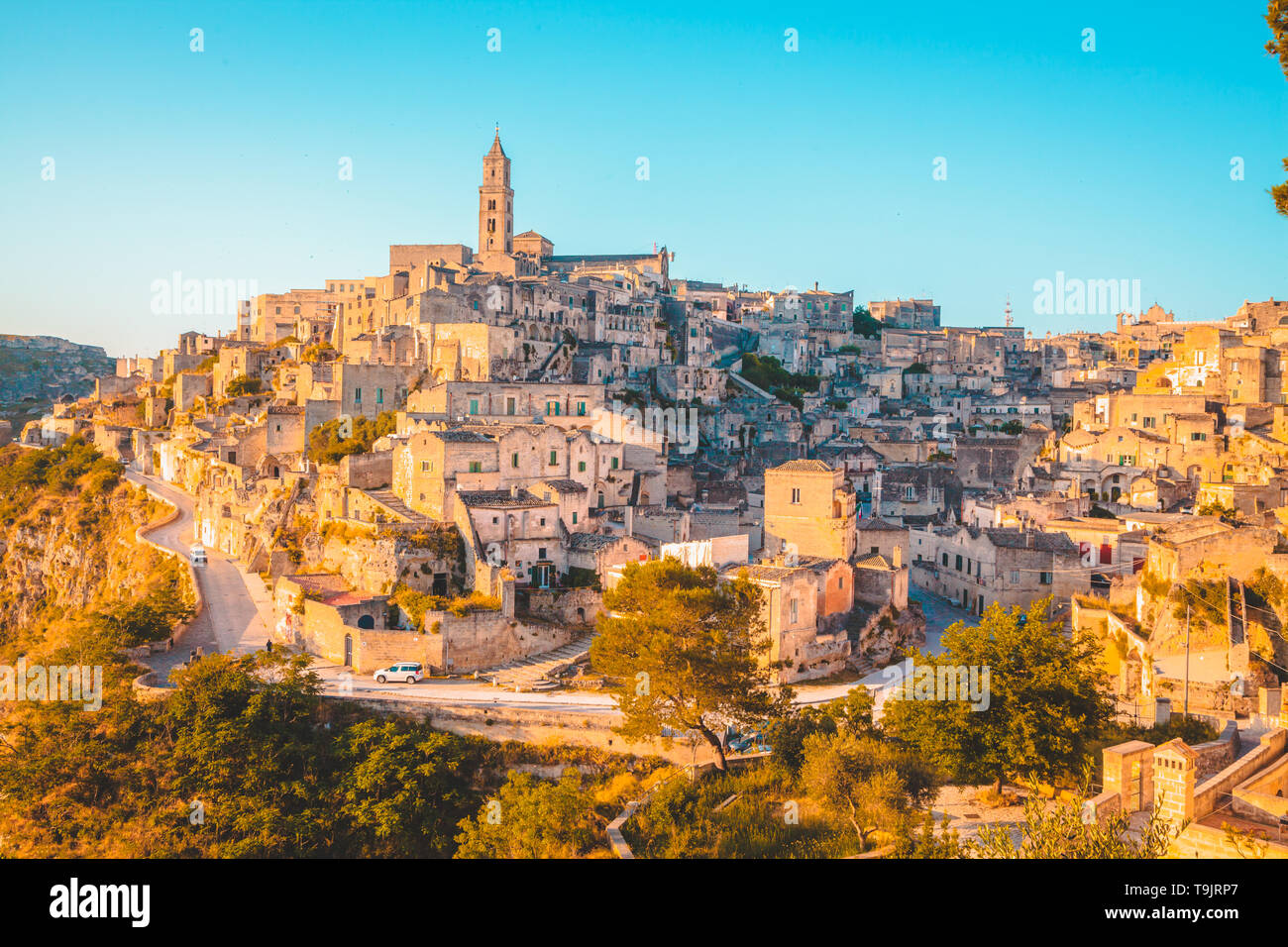 Vista panoramica della città antica di Matera (Sassi di Matera) nella bella golden. La luce del mattino al sorgere del sole, Basilicata, Italia meridionale Foto Stock