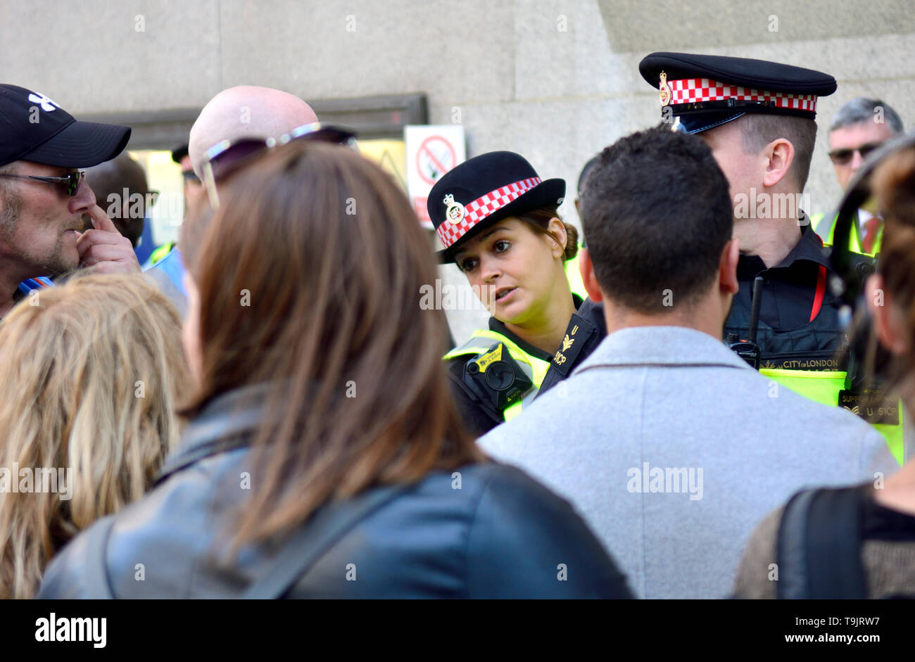Londra, Inghilterra, Regno Unito. Femmina funzionario di polizia in una folla di persone al di fuori del Vecchio Bailey, Maggio 2019 Foto Stock