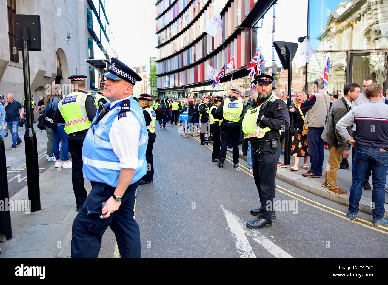 Londra, Inghilterra, Regno Unito. Gli ufficiali di polizia di polizia una folla di persone al di fuori del Vecchio Bailey, maggio 2019, come Tommy Robinson è inviato per la revisione del processo sul disprezzo degli oneri Foto Stock