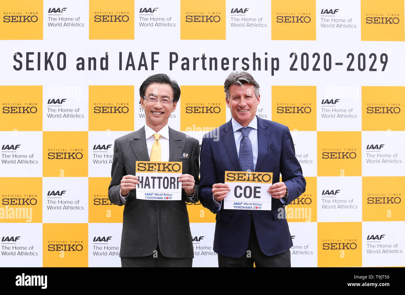 YOKOHAMA, Giappone - 10 Maggio: IL CEO di Seiko, signor Shinji Hattori e la IAAF Presidente Sebastian Coe durante la gazzetta Seiko annuncio al 2019 mondiali IAAF Campionati di relè al Nissan Stadium il 10 maggio 2019 a Yokohama, Giappone. (Foto di Roger Sedres per la IAAF) Foto Stock