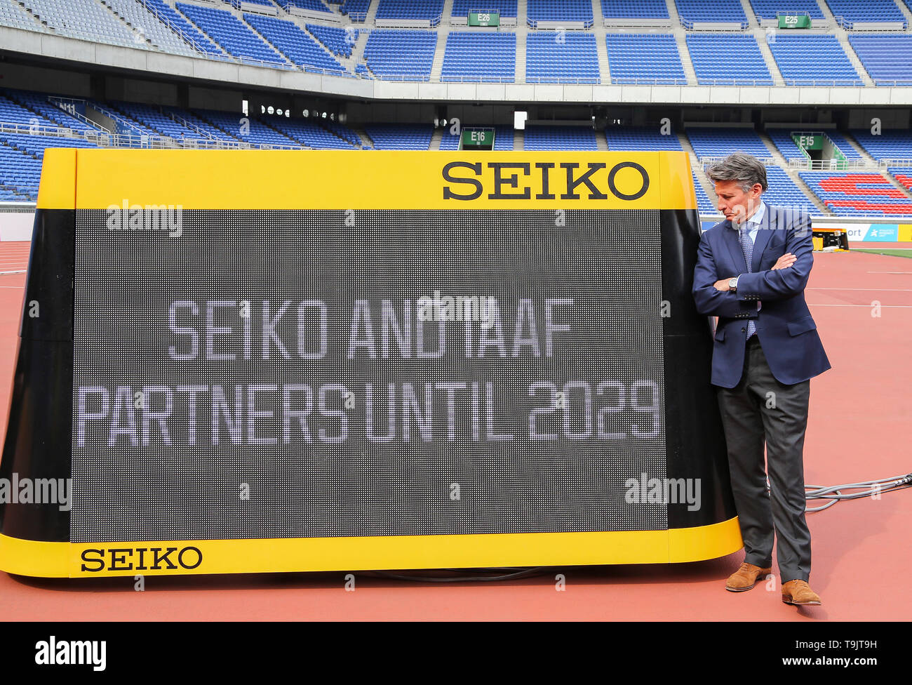 YOKOHAMA, Giappone - 10 Maggio: IL CEO di Seiko, signor Shinji Hattori e la IAAF Presidente Sebastian Coe durante la gazzetta Seiko annuncio al 2019 mondiali IAAF Campionati di relè al Nissan Stadium il 10 maggio 2019 a Yokohama, Giappone. (Foto di Roger Sedres per la IAAF) Foto Stock