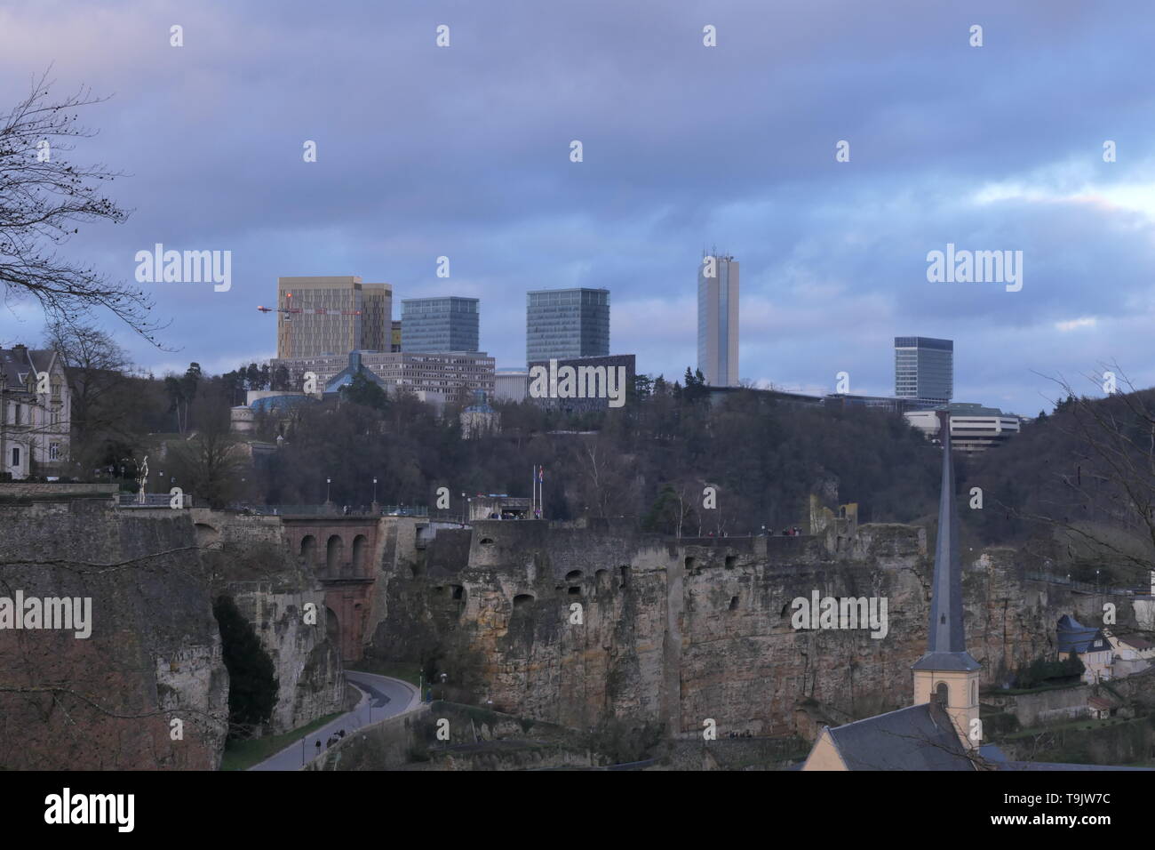 Il contrasto tra la parte vecchia e la parte nuova della città di Lussemburgo Foto Stock