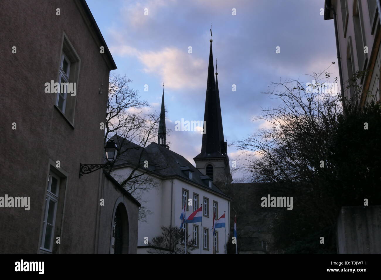 Nella storica città di Lussemburgo con una chiesa in background Foto Stock