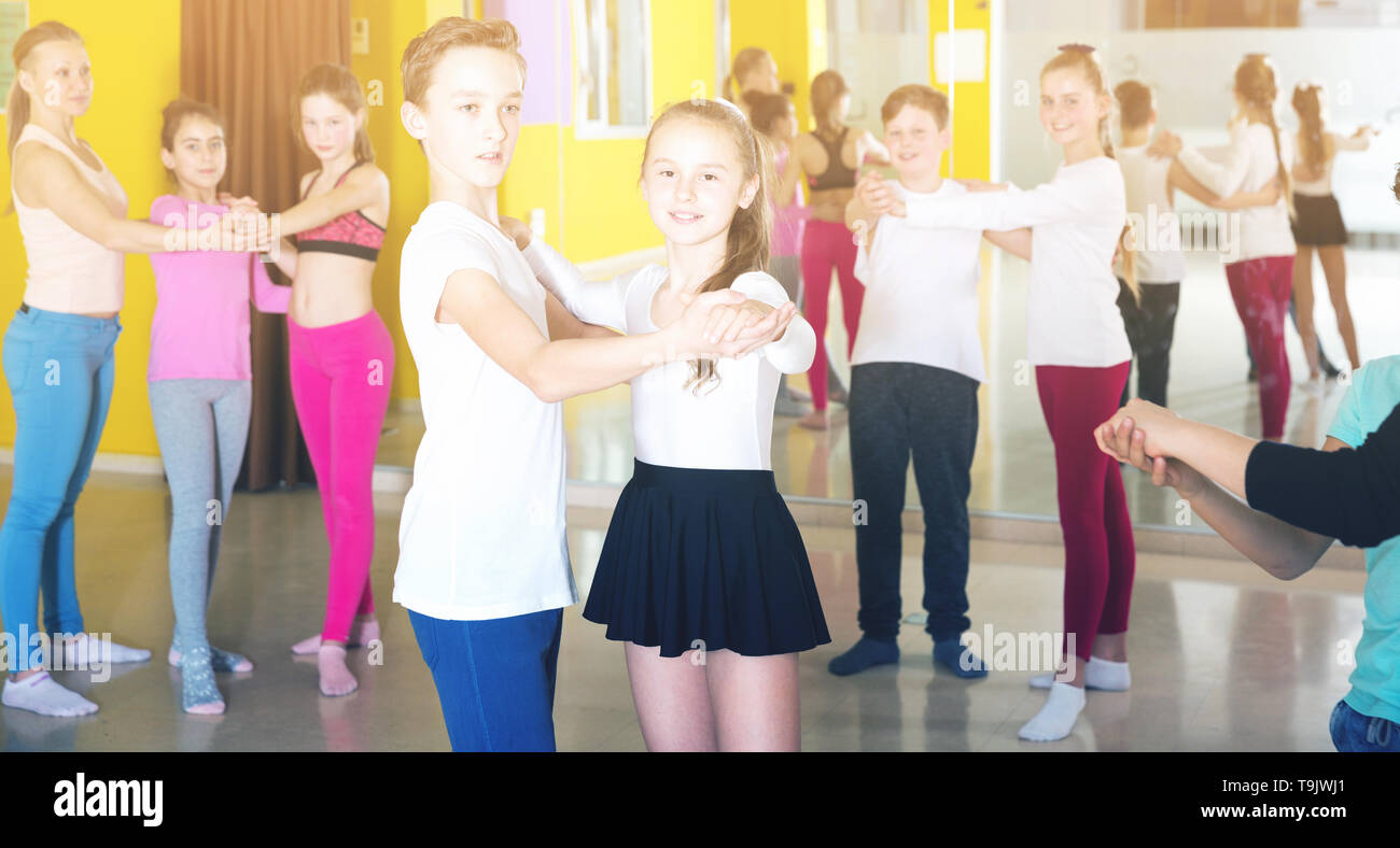 I bambini ballano insieme lento balli a coppie in coreografia di classe con  trainer femmina Foto stock - Alamy