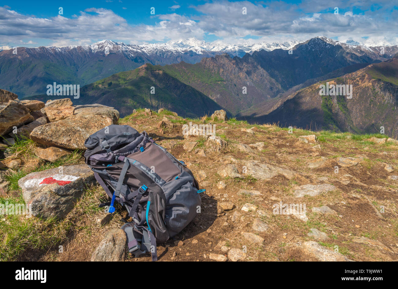 Vista del vertice di montagne dalle vette innevate, zaino, segnavia o modo marcatore, nel Nord Italia Alpi del Piemonte, guardando il Monte Rosa. Foto Stock