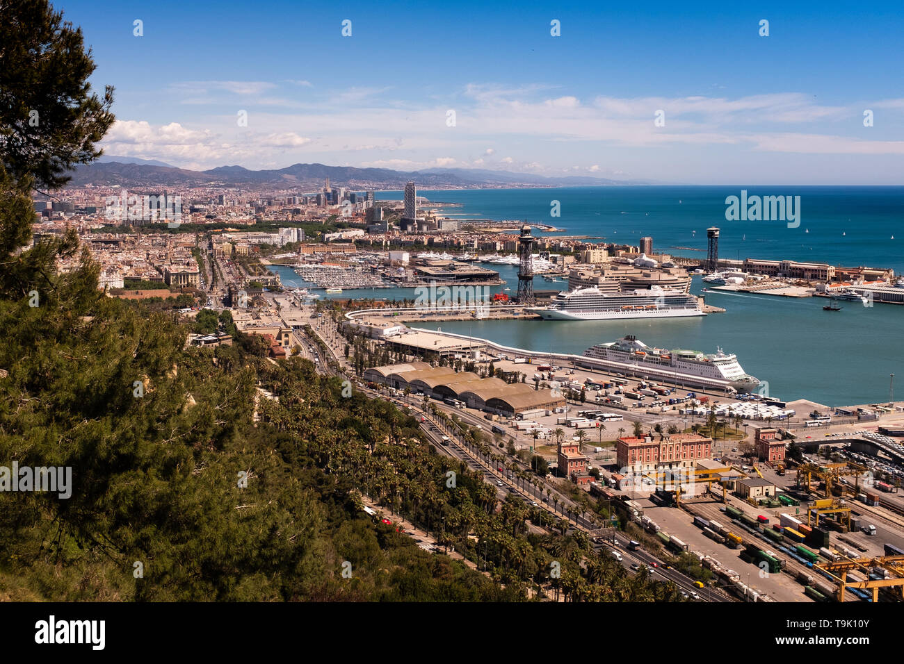 Vista panoramica su Port Vell dal vertice di Montjuïc, Barcellona, in Catalogna, Spagna Foto Stock