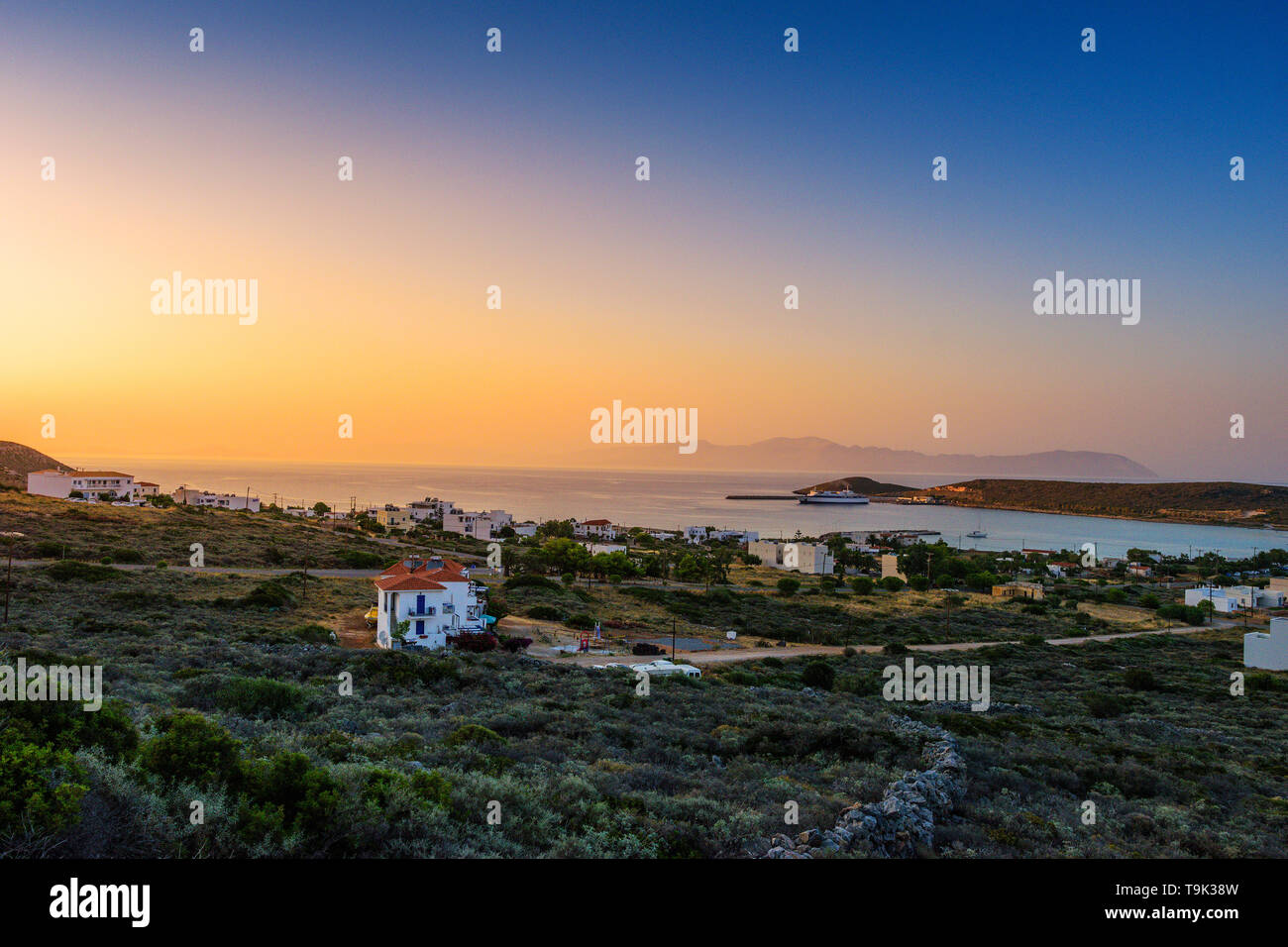 Vista panoramica del porto di Citera in Diakofti village al tramonto. Diakofti è situato vicino alla famosa nave relitto "Nordland', Diakofti Citera. Foto Stock