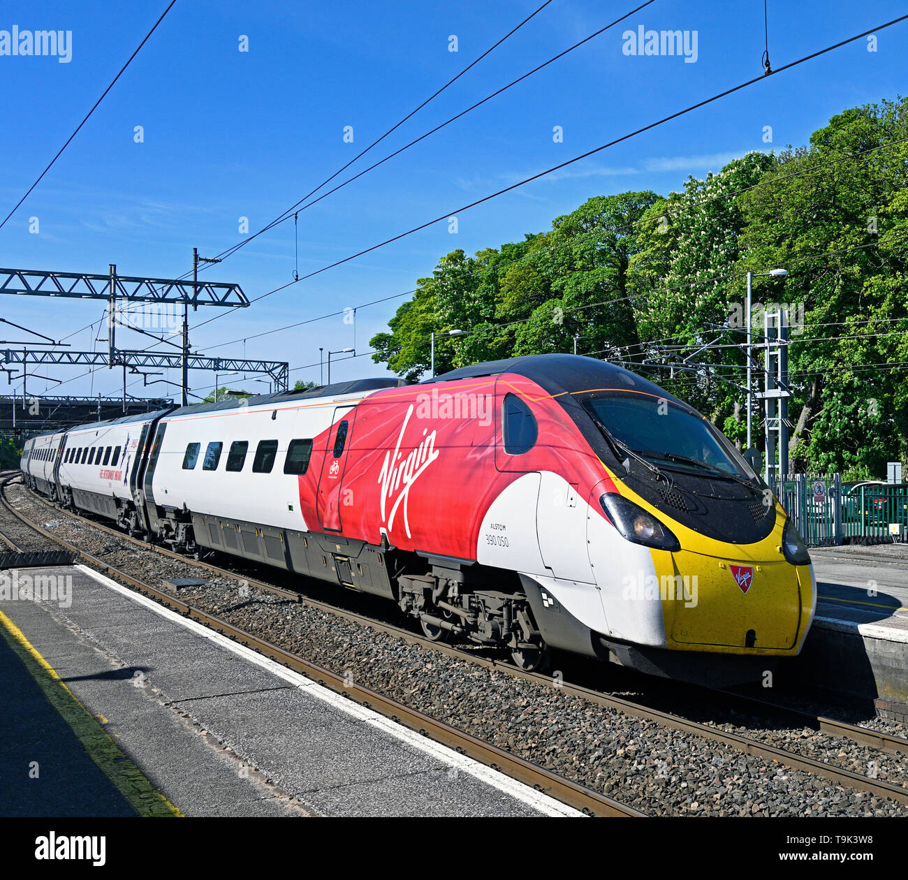 Virgin Trains Classe 390 Pendolino 390 150 con 'fluente Seta' livrea, avvicinandosi alla stazione Oxenholme, Linea principale della costa occidentale, Cumbria, England, Regno Unito Foto Stock