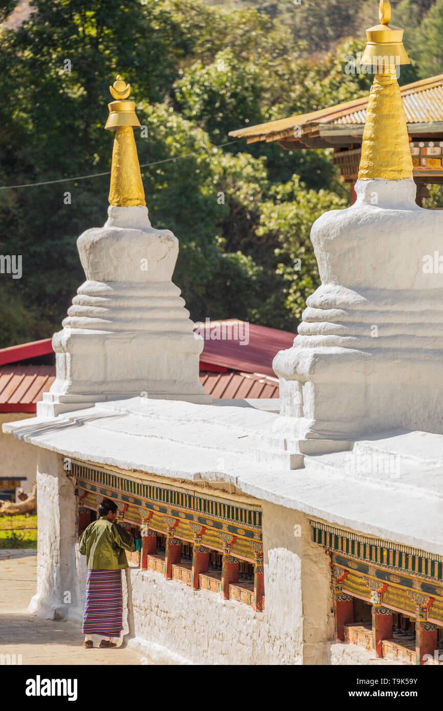 Chorten Kora è un importante stupa accanto al Kulong Chhu River in Trashiyangtse. Foto Stock