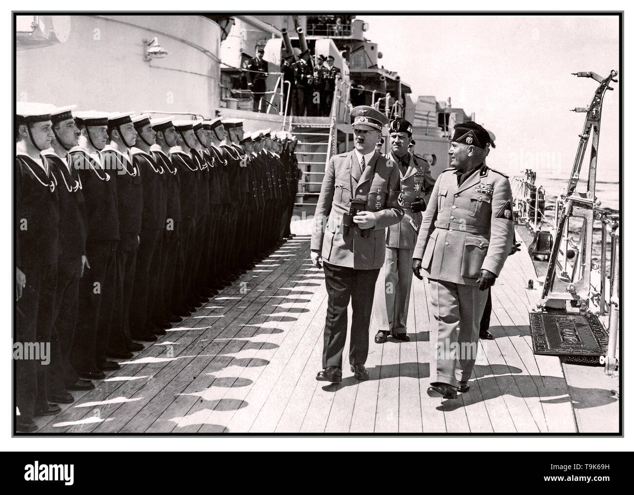 HITLER E MUSSOLINI 1938 Adolf Hitler visita Napoli Italia 05/05/1938 Adolf Hitler e Mussolini a bordo della R. navata Cavour rivedendo le navi sulle società. Adolf Hitler visita Napoli Italia, 5 maggio 1938 Foto Stock