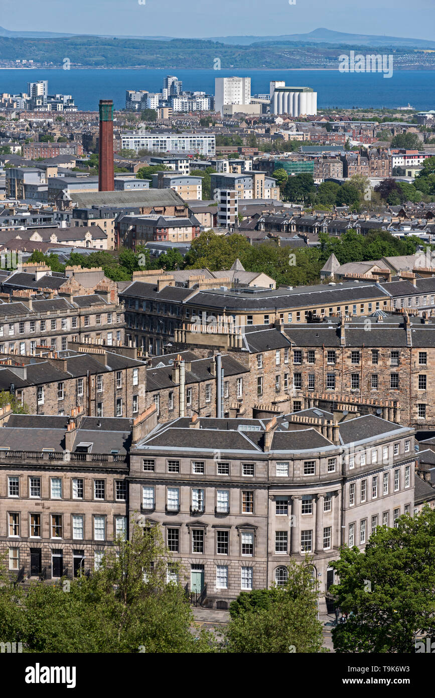 Vista del nord di Edimburgo, Leith e il Firth of Forth da Calton Hill, Edimburgo, Scozia, Regno Unito. Foto Stock