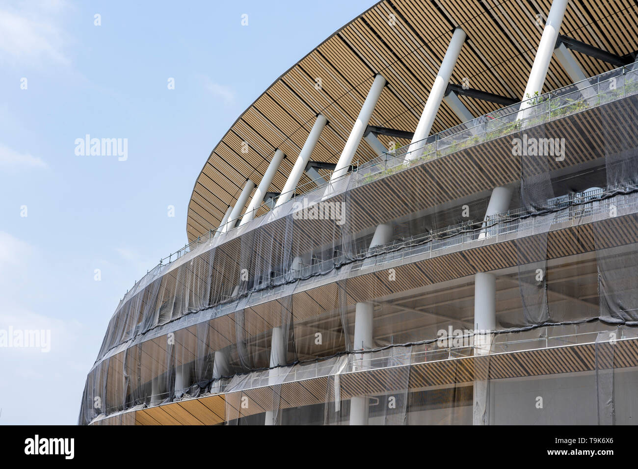 Sito di costruzione del nuovo Stadio Nazionale di Tokyo. Il Giappone si sta preparando per nuovi giochi olimpici. La disposizione della struttura sulla facciata dell'edificio. Foto Stock