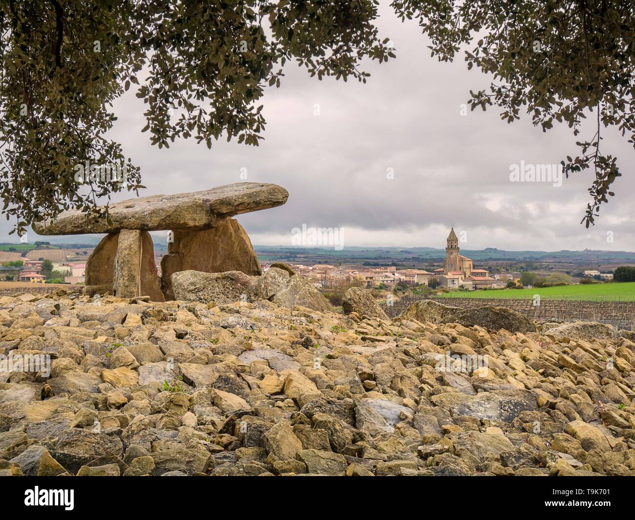 Dolmen de 'La Chabola de la Hechicera' (la strega del capanno) vicino Elvillar, in La Rioja area del Paese Basco, Spagna Foto Stock