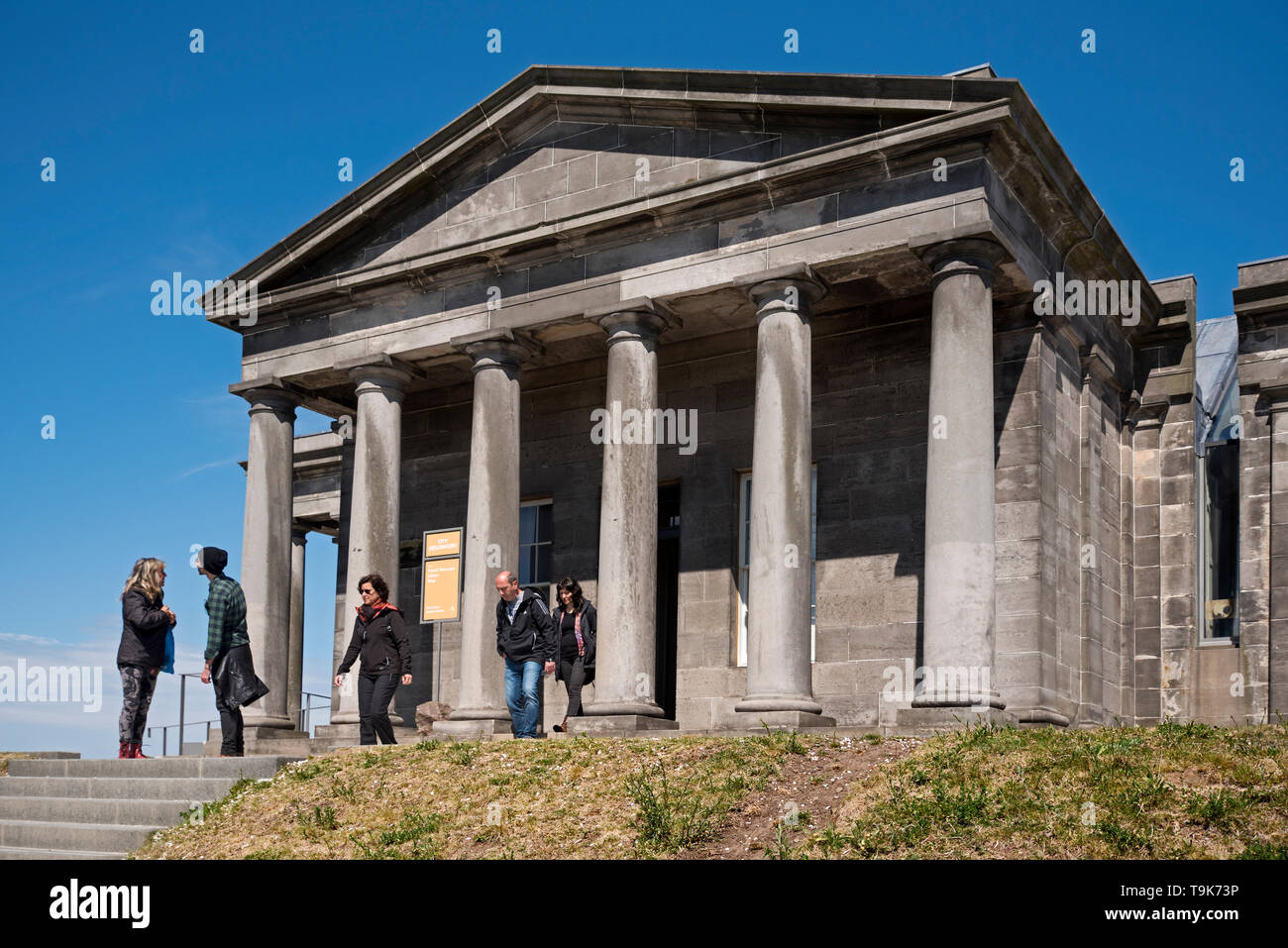 Visitatori presso la Galleria collettiva, una volta che la città Osservatorio, su Calton Hill, Edimburgo, Scozia, Regno Unito. Foto Stock