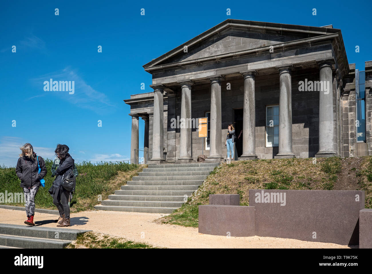 Visitatori presso la Galleria collettiva, una volta che la città Osservatorio, su Calton Hill, Edimburgo, Scozia, Regno Unito. Foto Stock