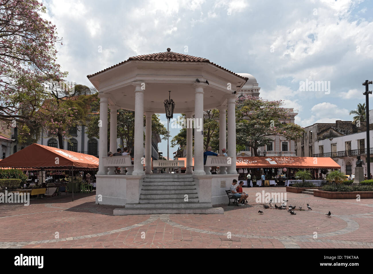 Gabbie di souvenir e il pavilion sulla Plaza de la Independencia, Casco Viejo, quartiere storico della città di Panama Foto Stock