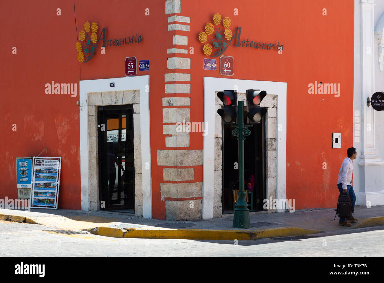 Merida Messico scena di strada - gli edifici colorati su un angolo di strada, Calle 55 e 60, Merida Yucatan Messico America Latina Foto Stock