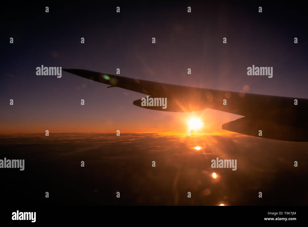 Bellissima alba o tramonto sopra le nuvole attraverso la finestra aereo ad ala. Viaggi e trasporti i concetti. Foto Stock