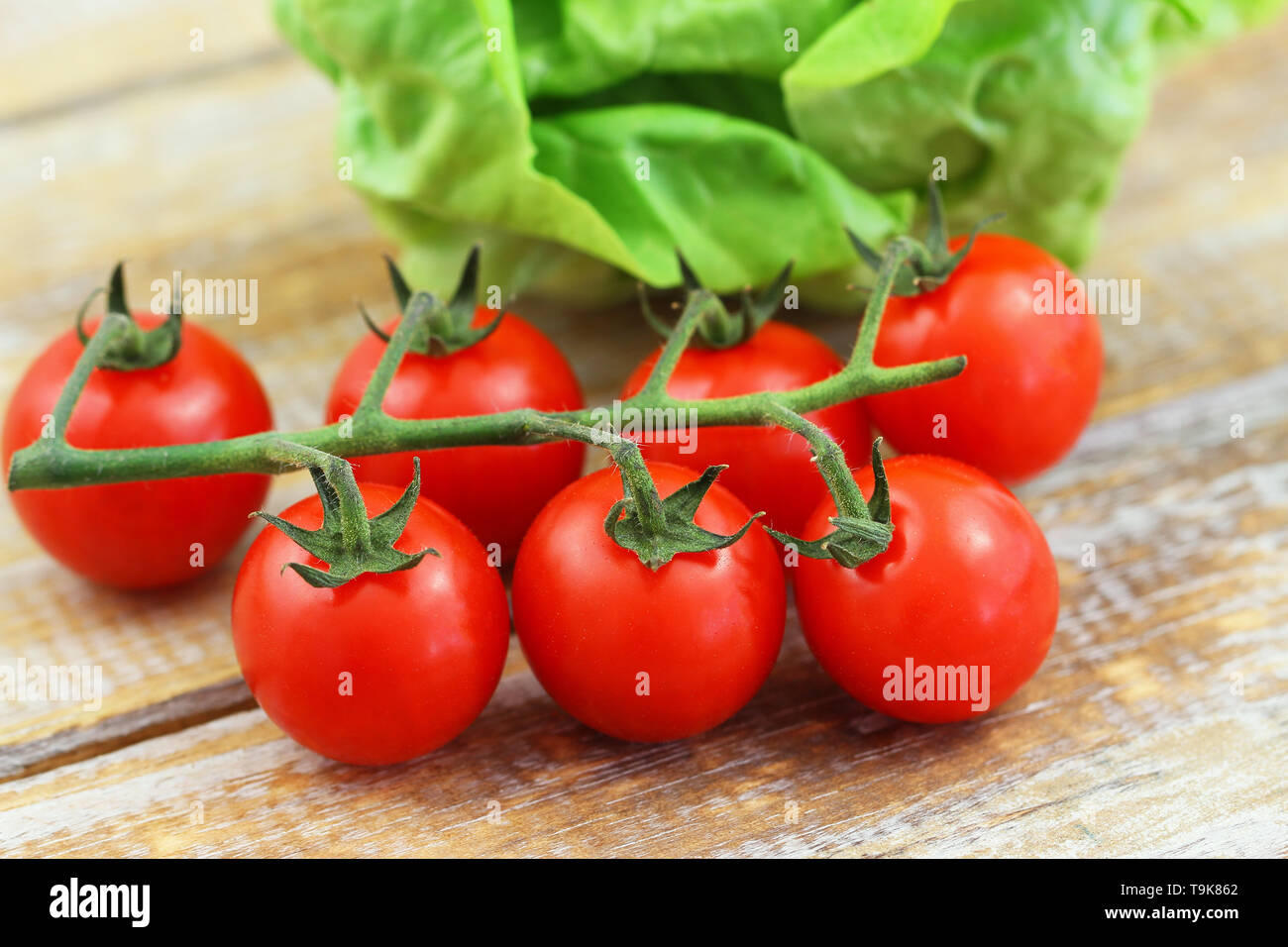 Vista dettagliata del fresco, dolce Pomodori ciliegia sulla superficie di legno Foto Stock