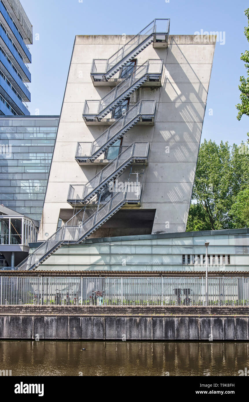 Leiden, Paesi Bassi, 18 Maggio 2019: fine facciata dell'edificio di Oort di Leiden University con un scultpural scala di emergenza su un volume inclinato Foto Stock