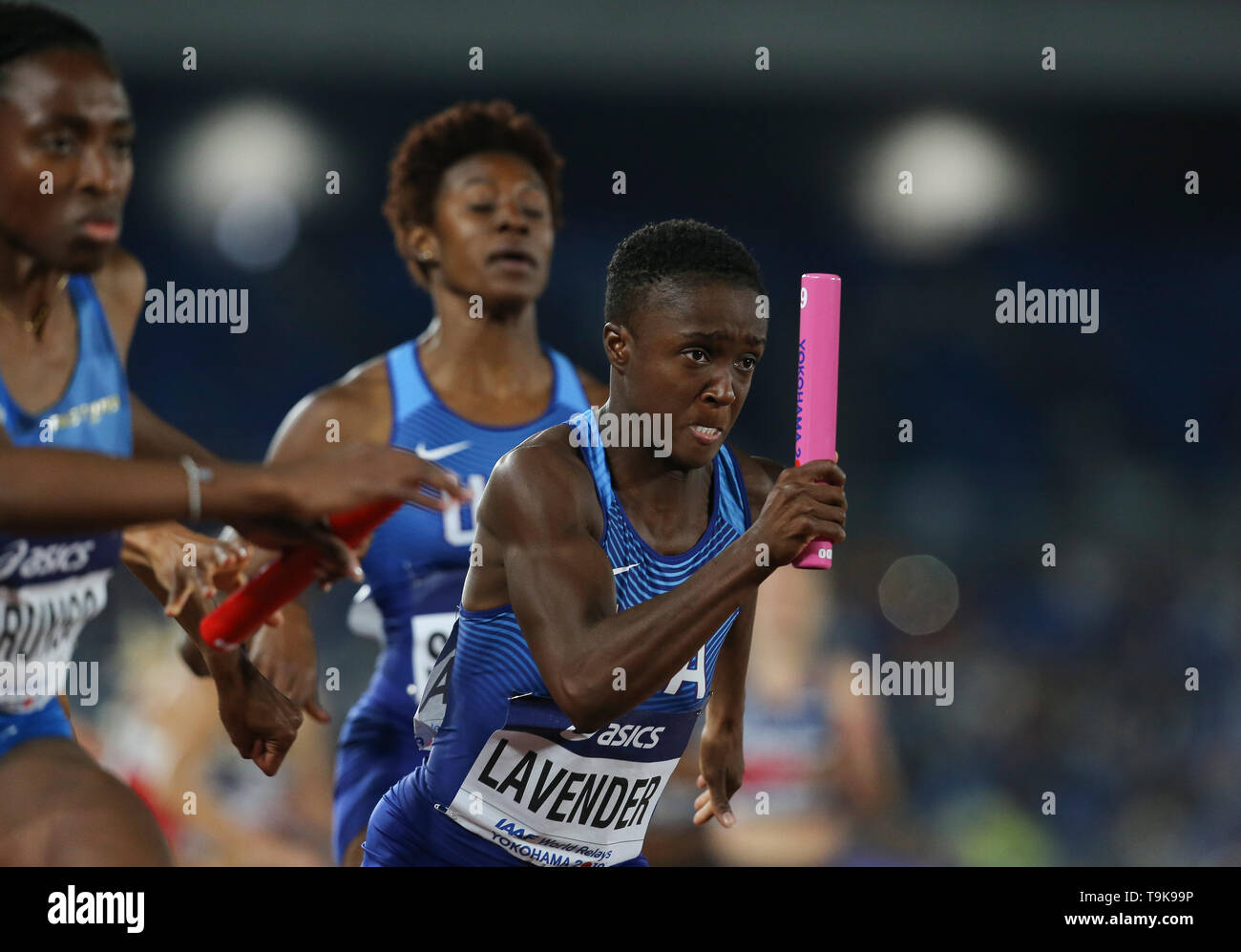 YOKOHAMA, Giappone - 10 Maggio: Giordania lavanda degli Stati Uniti in campo femminile 4x400m relè durante il giorno 1 del 2019 mondiali IAAF Campionati di relè al Nissan Stadium di sabato 11 maggio, 2019 a Yokohama, Giappone. (Foto di Roger Sedres per la IAAF) Foto Stock