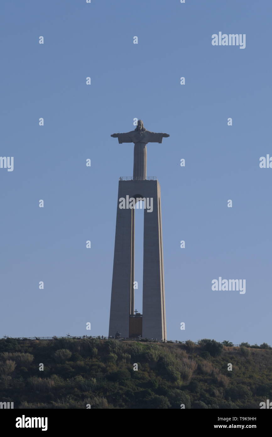 Vista del Santuario di Cristo Re statua (Santuário de Cristo Rei) in Lisboa, Portogallo Foto Stock