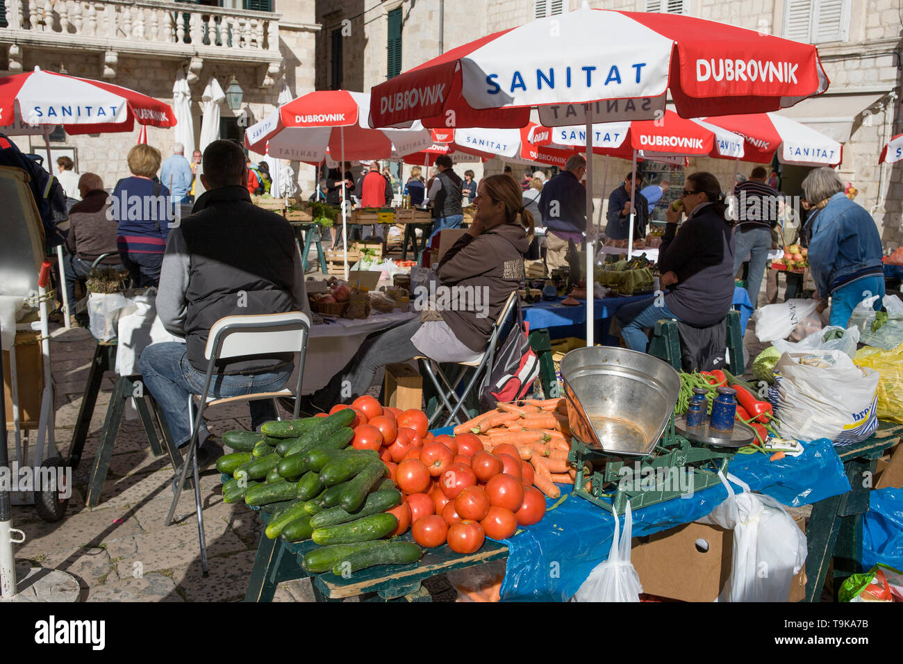 Cibo locale nel mercato Gundulićeva poljana, stari grad, Dubrovnik, Croazia Foto Stock