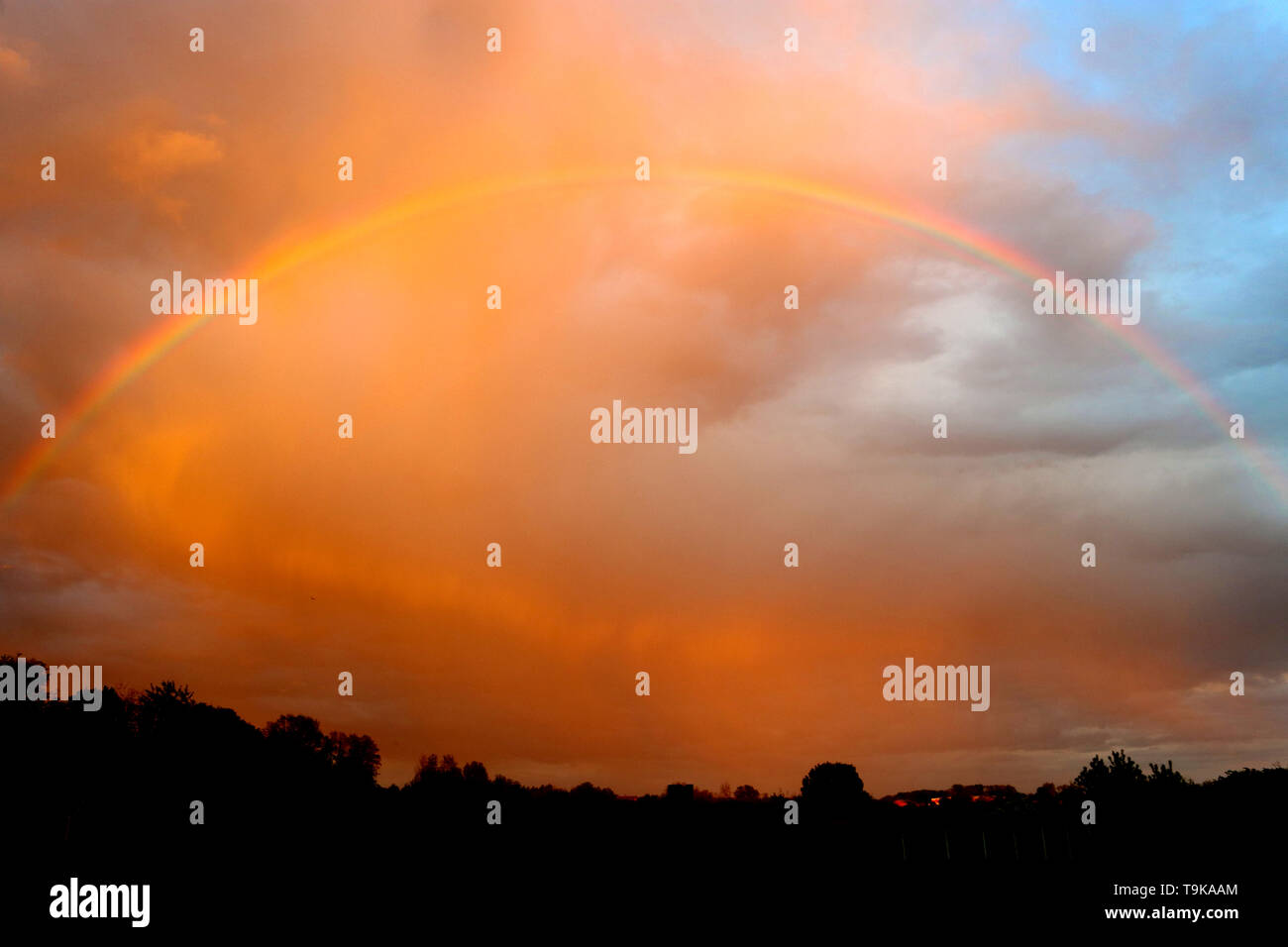 Bellissimo arcobaleno e orange sky il contrasto Foto Stock