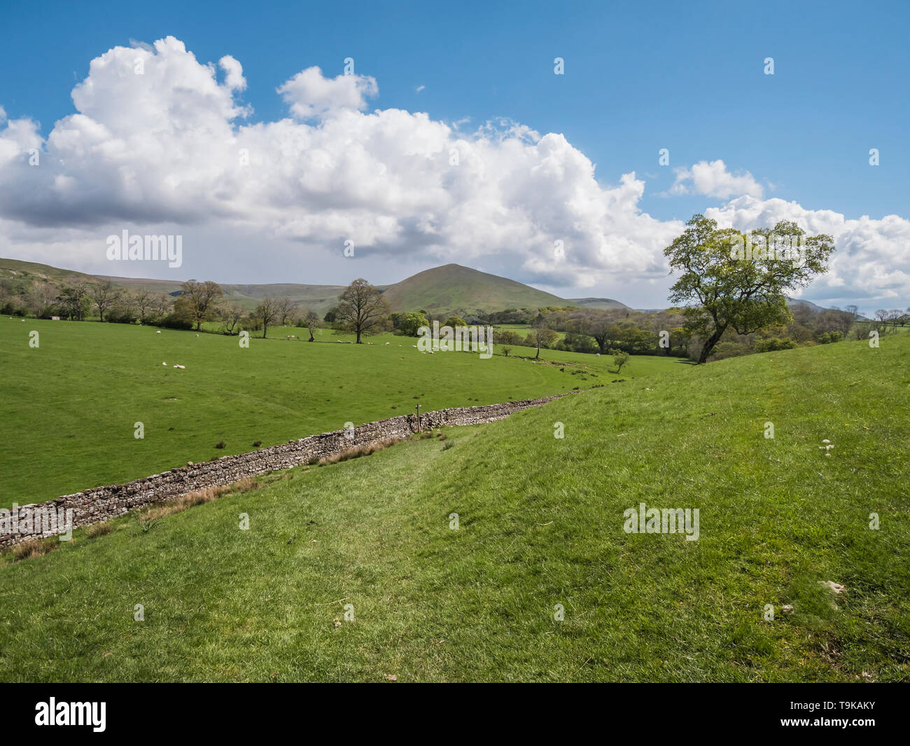 Cloudscape in aperta campagna del Appleby Fells in Cumbria Foto Stock