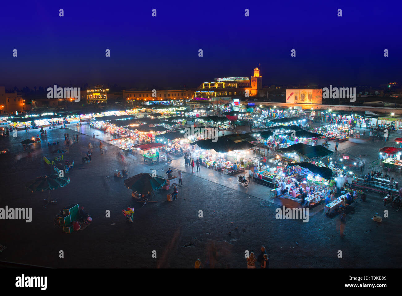 Marrakech, Marocco - 11 Maggio 2019: piazza Jema Anguilla-Fna visto di notte, piena di vita e di attività, turisti, mercanti, ristoranti, si spegne. Foto Stock