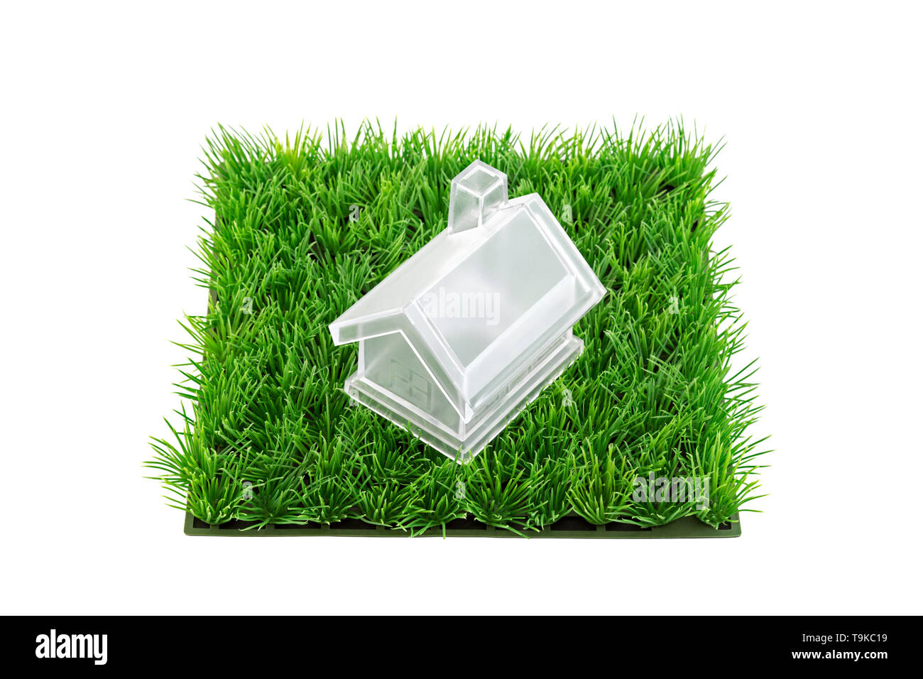 Casa di cristallo sulla piazza di erba verde campo isolato su sfondo bianco Foto Stock