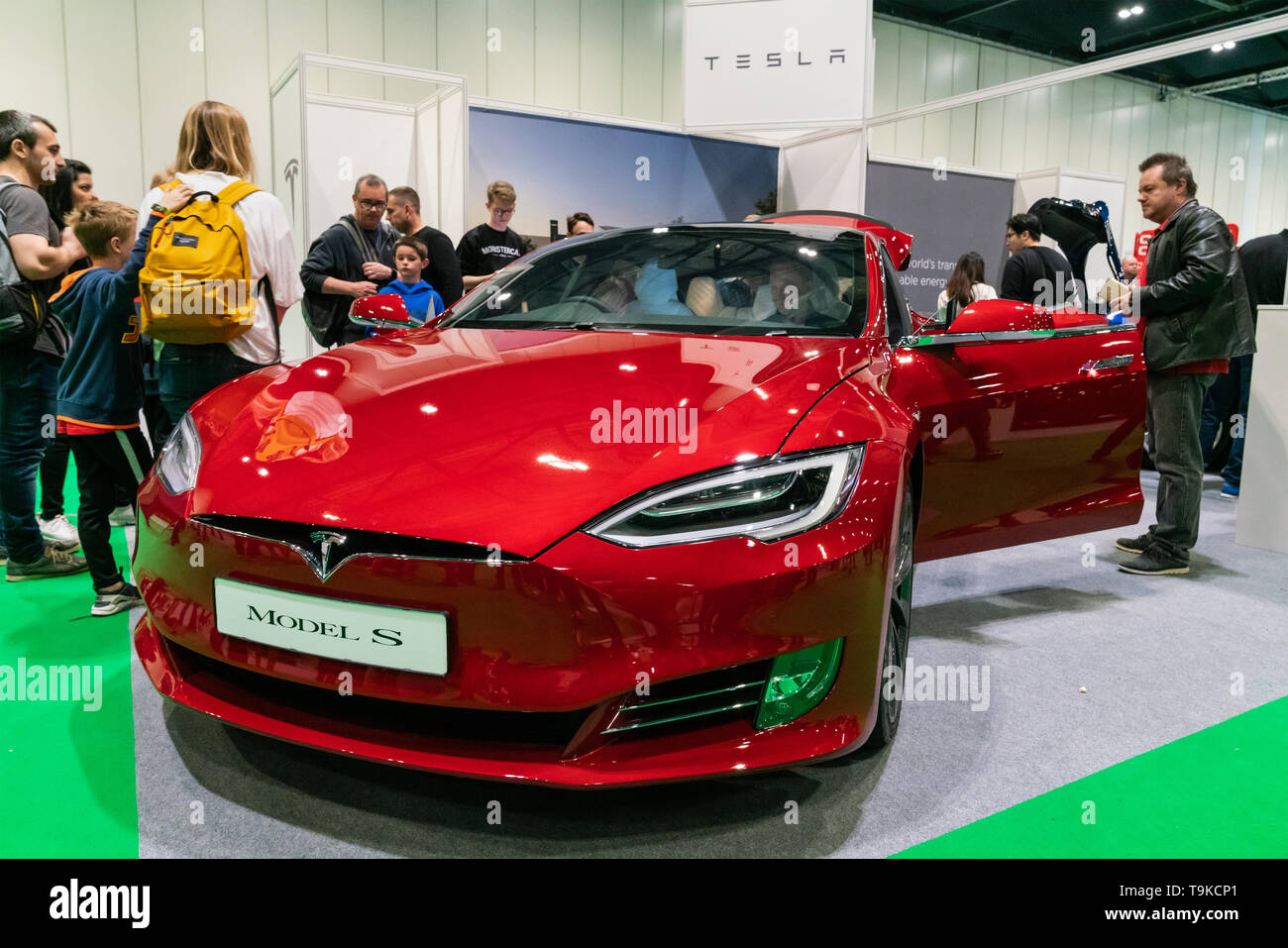 Il 18 maggio 2019. Londra, Regno Unito. Rosso elettrico Tesla Model S visualizzato a Londra Motor Show 2019. Foto Stock
