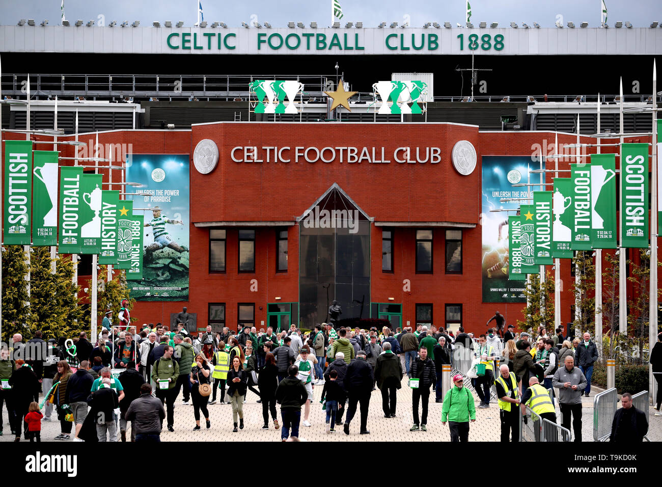 Una vista generale dei tifosi rendendo loro il modo per lo stadio a monte del Ladbrokes Premiership scozzese corrispondono al Celtic Park di Glasgow. Foto Stock