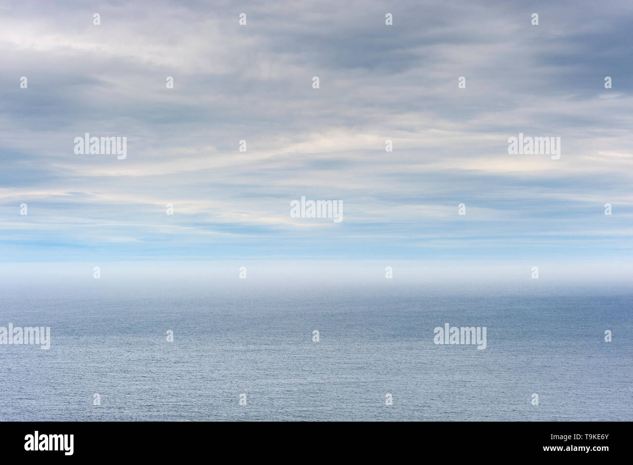 Il mare, il cielo, le nuvole e la nebbia Foto Stock