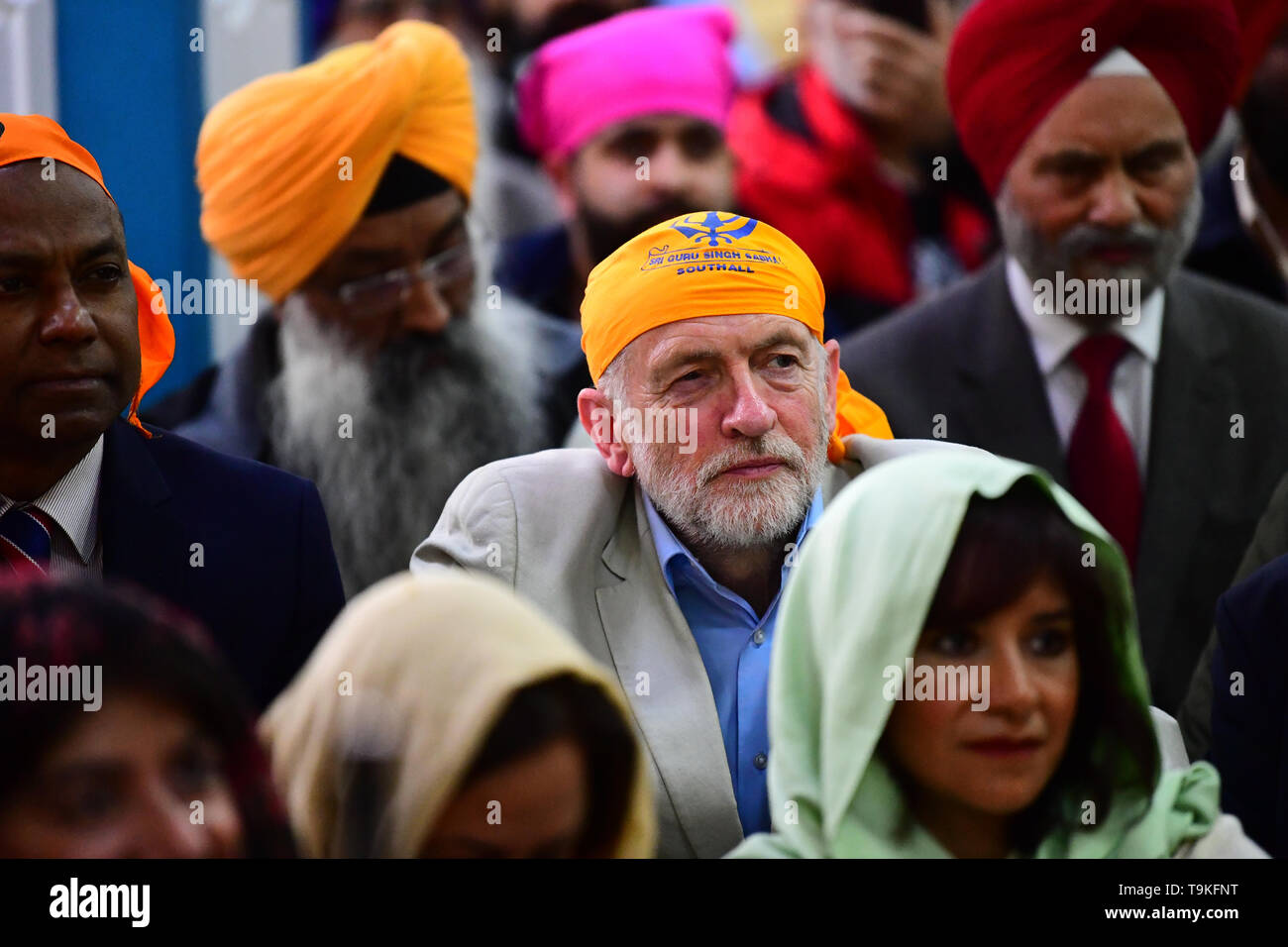 Leader laburista Jeremy Corbyn e sua moglie Laura Alvarez (in basso a destra) durante una visita a Gurdwara Sri Guru Singh Sabha a Southall. Foto Stock