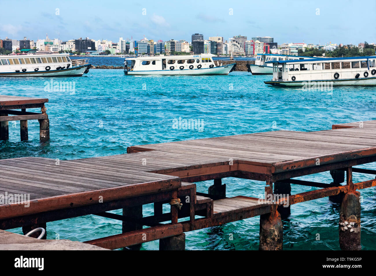 Maschio, Repubblica delle Maldive - Luglio 24, 2016 :Scorcio del porto di Malè, con molo in legno e numerosi battelli utilizzati per il trasporto e gite turistiche in t Foto Stock