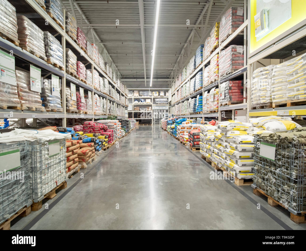Magazzini industriali per la memorizzazione di materiale. Magazzino di materiali edili in industiral store. Concetto della logistica e dei trasporti Foto Stock