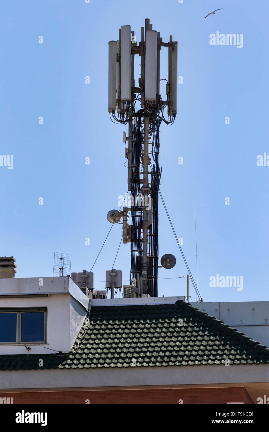 Torre di telecomunicazione posizionati sul tetto di un edificio Foto Stock