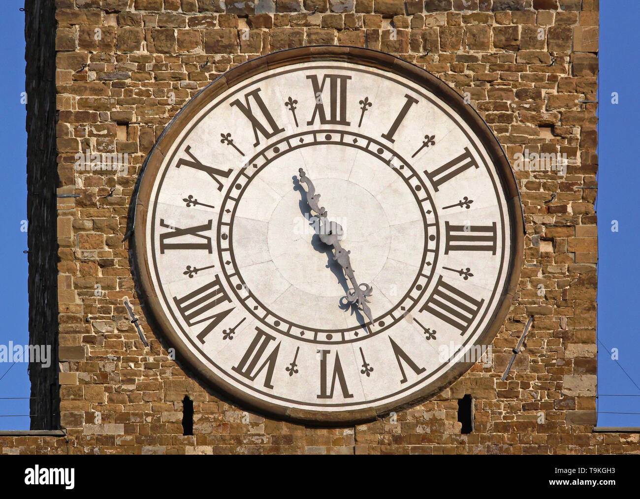 Orologio con numeri romani nella torre a Firenze Italia Foto stock - Alamy
