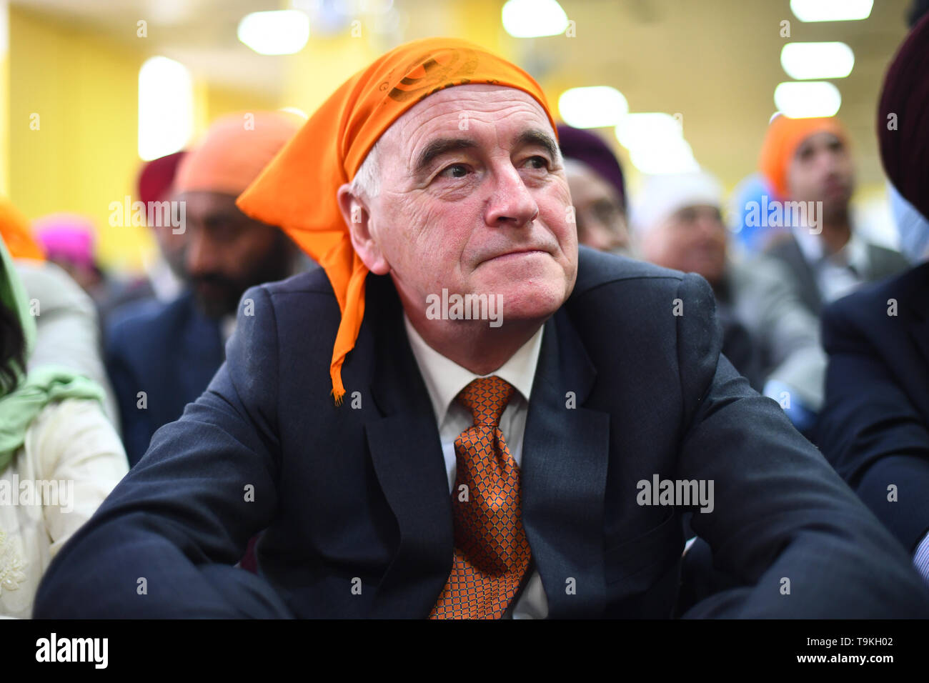 Cancelliere ombra John McDonnell durante una visita a Gurdwara Sri Guru Singh Sabha a Southall. Foto Stock