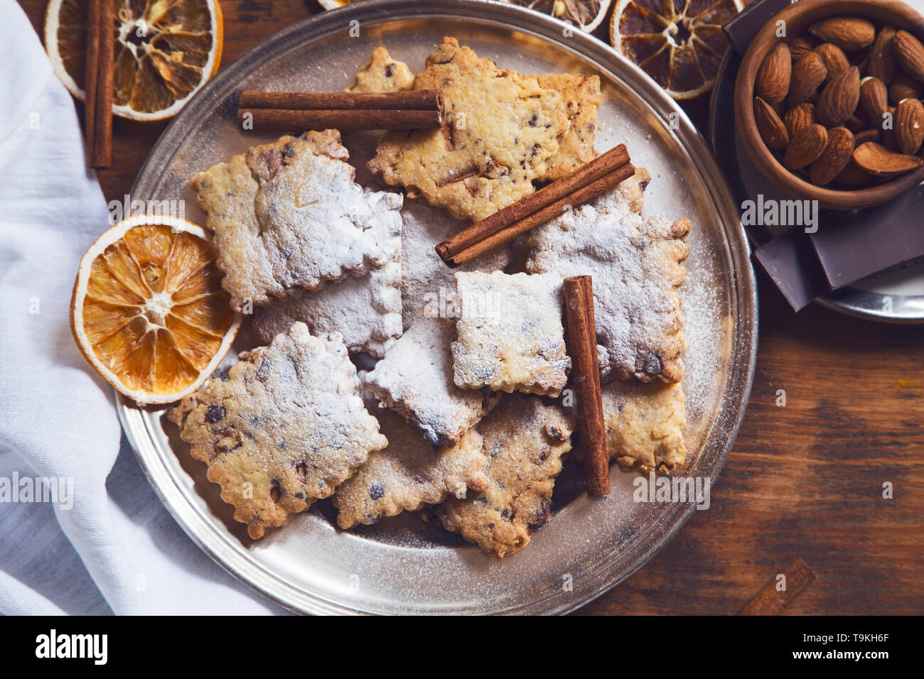 Biscotti fatti in casa su un piatto d'argento Foto Stock