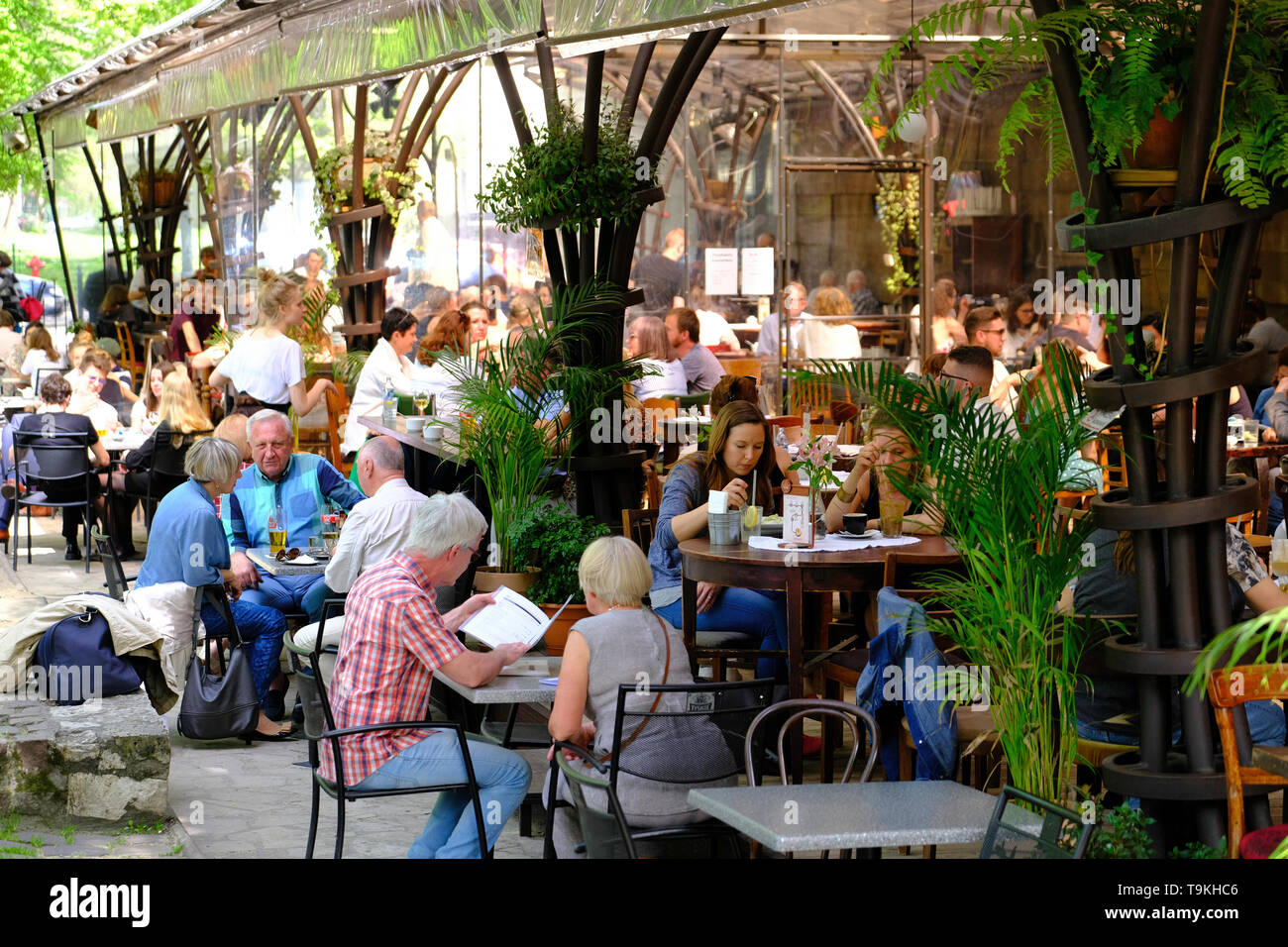 Molto occupato il marciapiede bar, Cracow Polonia Foto Stock