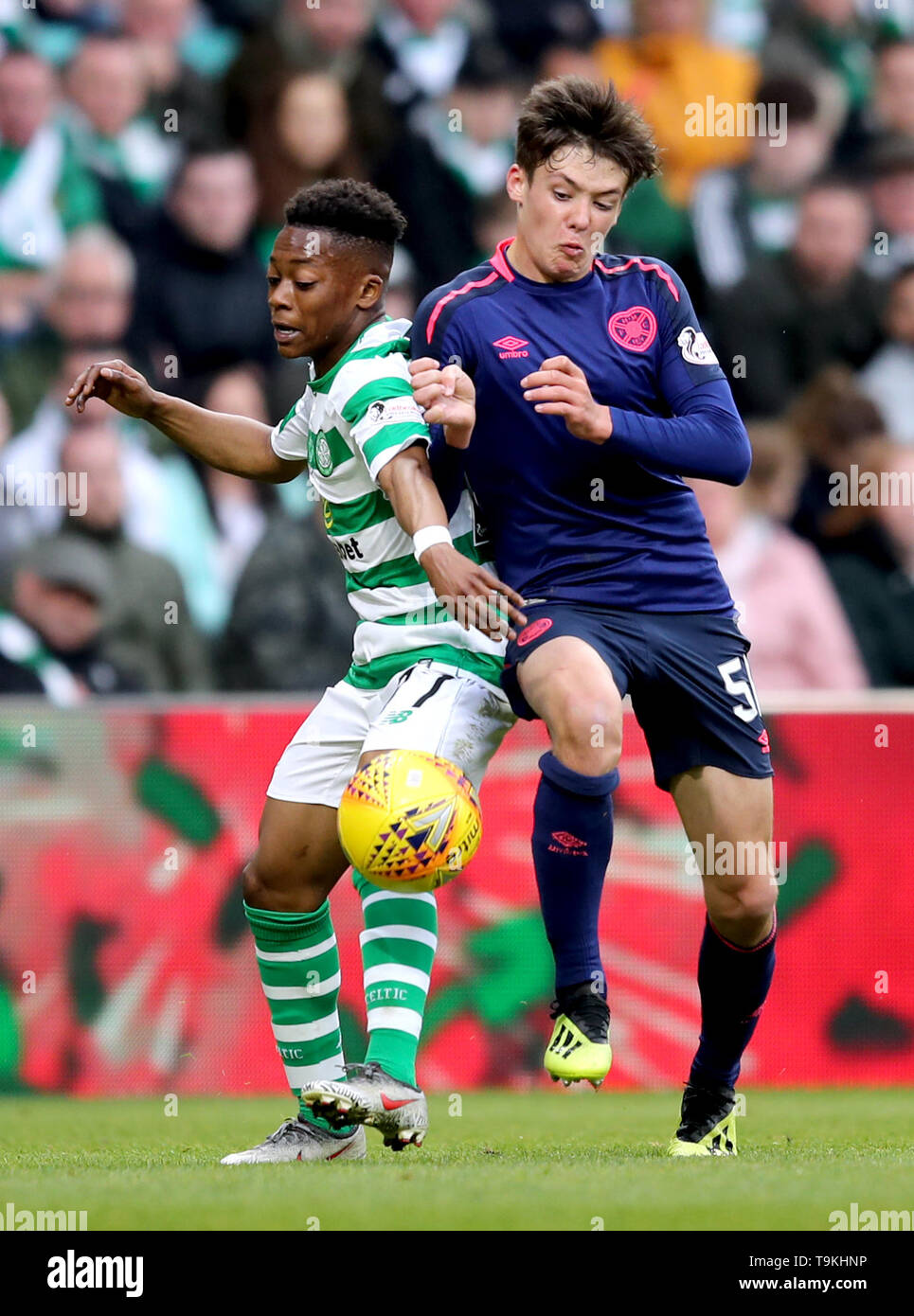 Il Celtic Karamoko Dembele (sinistra) e il cuore di Midlothian's Aaron Hickey battaglia per la sfera durante la Ladbrokes Premiership scozzese corrispondono al Celtic Park di Glasgow. Foto Stock