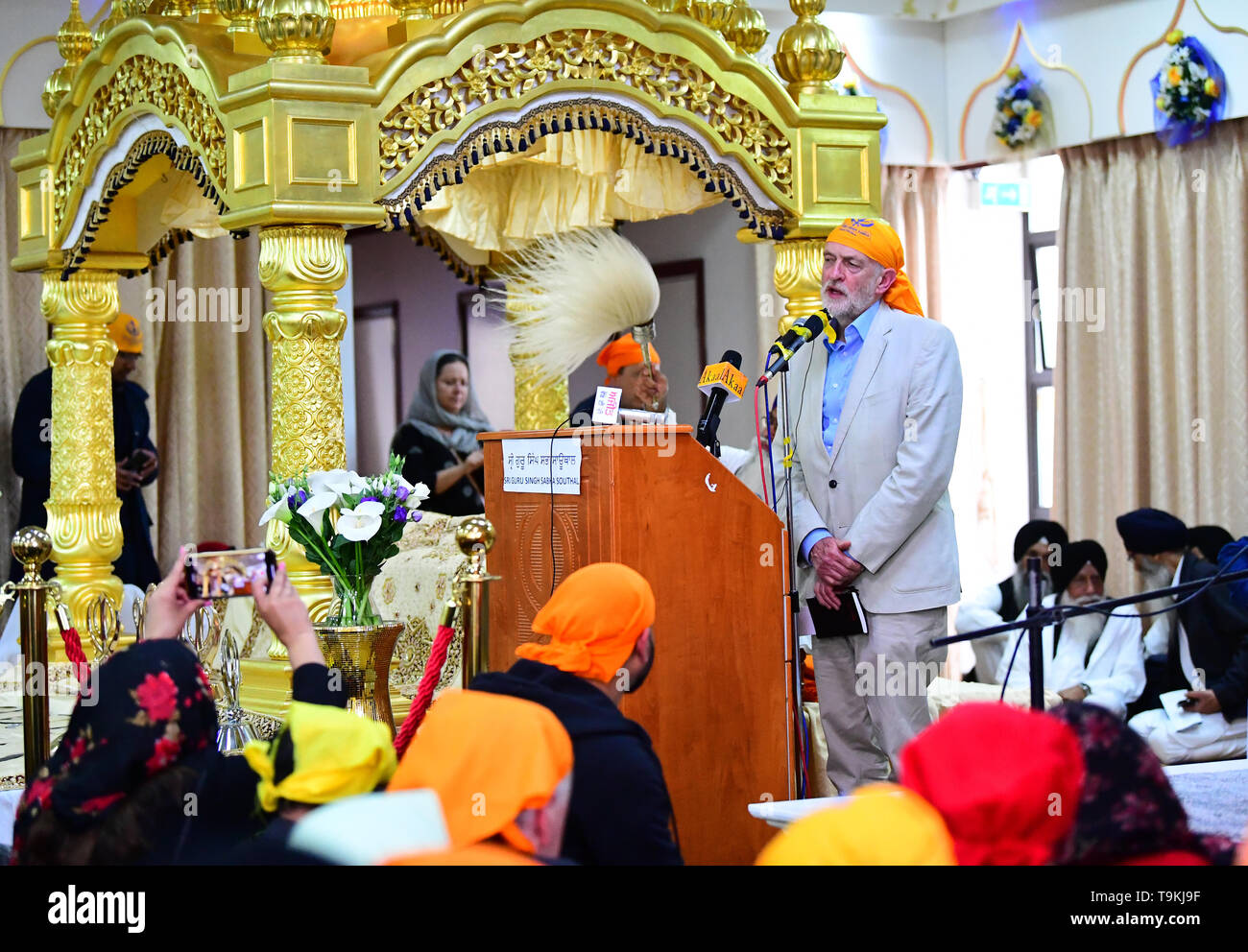 Leader laburista Jeremy Corbyn parla durante una visita a Gurdwara Sri Guru Singh Sabha a Southall. Foto Stock
