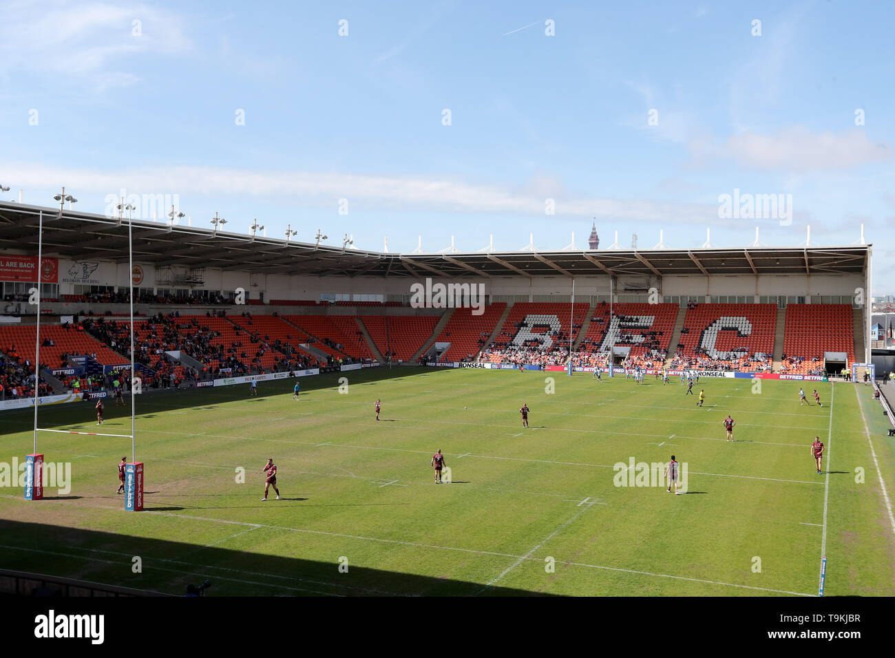 Cielo blu a Bloomfield Road durante il campionato Betfred Estate Bash corrispondono a Bloomfield Road e Blackpool. Foto Stock